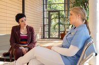 In aller Freundschaft – Miriam Schneider (Christina Petersen, re.) ist wirklich fassungslos über die Rücksichtslosigkeit ihrer Ex-Frau Rieke Machold (Liza Tzschirner, li.). Sie hat sie nach ihrer Trennung komplett allein gelassen mit ihrem gemeinsamen Pflegesohn Cosmo, mit ihrer zerbrochenen Ehe, mit der Wohnungssuche ... einfach mit allem. Nun taucht sie hier in der Sachsenklinik mit ihrer neuen Partnerin auf und ist noch dazu schwanger.