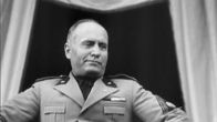 Mussolini, der erste Faschist – Benito Mussolini auf der Tribüne.