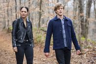 MacGyver – Riley Davis (Tristin Mays, l.); Angus MacGyver (Lucas Till, r.)