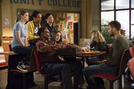 Community – Während Britta (Gillian Jacobs, l.), Abed (Danny Pudi, 2.v.l.), Elroy (Keith David, 3.v.l.), Annie (Alison Brie, 4.v.l.) und Chang (Ken Jeong, 5.v.l.) Feuer und Flamme für einen neuen Kurs am Greendale sind, der ihnen Trickbetrügen beibringen soll, ist Jeff (Joel McHale, r.) gar nicht begeistert, dass ihm jemand seinen Ruf als Bad Boy abspenstig machen will ...