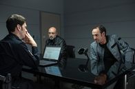 Großstadtrevier – Daniel Schirmer (Sven Fricke, l.) vernimmt die beiden Streithähne Matteo Russo (Özgür Karadeniz, 2.v.l.) und Rolf Hansen (Christian Aumer, r.), die sich gegenseitig des Diebstahls bezichtigen.
