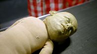 Anmaßung – Können Marionetten böse sein? Die Puppe verkörpert im Film einen Mörder, der aus Personenschutzgründen nicht gezeigt werden darf.