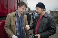Der letzte Bulle – "Meissner, gibt's den Humor auch in Tablettenform? Dann erhöh mal dringend die Dosis!" Behakeln sich wie eh und je: Meisner (Robert Lohr, l.) und Mick (Henning Baum, r.) untersuchen den Tatort und den Toten ...
