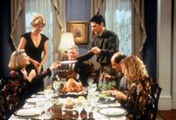Dharma & Greg – Dharma Finkelstein (Jenna Elfman, steht an dem Tisch l.)