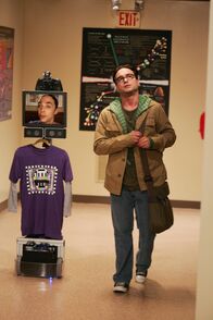 The Big Bang Theory – Sheldon (Jim Parsons, l.) hat ein mobiles Gerät entworfen, mit dem er per Kamera, Mikro und Lautsprecher über einen Monitor mit den anderen kommunizieren kann, während er sein Bett nicht mehr verlassen muss. Leonard (Johnny Galecki, r.) ist von der Situation zunehmend genervt.
