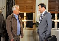 Rote Rosen – ARD ROTE ROSEN FOLGE 1293 Uhr im ERSTEN. Gunter (Hermann Toelcke, r.) amüsiert sich köstlich über Thomas' (Gerry Hungbauer, l.) Vorhaben, Meeresbiologie zu studieren.