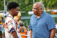 Death in Paradise – Um den Fall zu lösen, muss Marlon (Tahj Miles, l.) beweisen, dass er ein guter Polizist ist und mit der Vergangenheit abgeschlossen hat. Commissioner Patterson (Don Warrington, r.) vertraut darauf, dass Marlon das Zeug dazu hat.