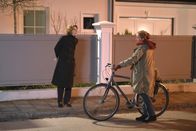 Faltenfrei – Von links: Stella (Adele Neuhauser) wird von Betty (Sibylle Canonica) mit dem Fahrrad abgeholt. Sie möchte sie zu ihrem Lieblingsort bringen.