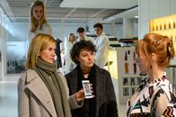 SOKO Stuttgart – Schöne heile Modelwelt? Martina Seiffert (Astrid M. Fünderich, l.) und Nele Becker (Nina Siewert, M.) befragen die Modedesignerin Marie Färber (Fanny Stavjanik, r.) im Fall des erschossenen Männermodels Mick Schuster (Nickolas Weizmann, Foto auf Handy). Im Hintergrund: Auch die Schneiderin Anna Raab (Larissa Marolt) und die Models (Komparsen) sind fassungslos.