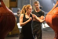 Die Bestimmung - Divergent – Dr. Eric Foreman (Omar Epps, r.) und Dr. Gregory House (Hugh Laurie, l.) sin dim aktuellen Fall mal wieder nicht einer Meinung ...