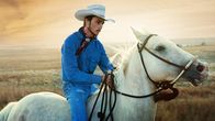 The Rider – Brady (Brady Jandreau) reitet wieder, obwohl die Ärzte ihm davon abgeraten haben.
