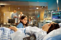 Der Bergdoktor – (v.li.) Hans Sigl (Dr. Martin Gruber), Mark Keller (Dr. Alexander Kahnweiler), Ava Montgomery (Lea), Paula Schramm (Jana Keutner).