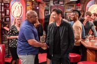 Kevin Can Wait – (v.li.) Leonard Earl Howze (Tyrone 'Goody' Goodman), Harry Connick, Jr. (Harry Connick Jr.).