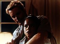 Diagnose: Mord – Michael Dern (John Schneider, l.) hat Amanda (Victoria Rowell, r.) in seine Gewalt gebracht und droht damit, sie umzubringen. Kann sie dem Killer noch entkommen?
