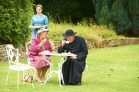 Father Brown – Father Brown (Mark Williams, r.) und Mrs. McCarthy (Sorcha Cusack, l.) sind zusammen bei einer Weinprobe eingeladen.