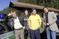 Die Rosenheim-Cops – Postler Grandauer (Günter Grünwald, mi.) hat eine blutige Eisschraube gefunden, jetzt müssen Kommissar Christian Lind (Tom Mikulla, re.) und Michi Mohr (Max Müller) nur noch die dazugehörige Leiche finden.