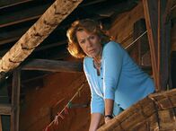 Zwei Herzen und ein Edelweiß – Die dominante Sophie (Gaby Dohm) will ihrer Tochter beim Verkauf des Hofguts helfen.