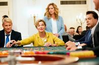 SonntagsFilm: Meine Mutter ... – Heidi (Margarita Broich) am Spieltisch: Toni (Diana Amft, stehend) weiß nicht, wie sie ihre Mutter stoppen kann.
