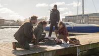 SOKO Wismar – v.l.) Kai Timmermann (Mathias Junge, M.) und Rechtsmedizinerin Helene Sturbeck (Katharina Blaschke, r.) sind sich sicher, dass er diese Wunde schon hatte, als er ins Wasser gefallen ist…
