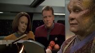 Star Trek - Raumschiff Voyager – B'Elanna Torres (Roxann Dawson, l.), Lt. Tom Paris (Robert Duncan McNeill, m.) und Neelix (Ethan Phillips, r.)