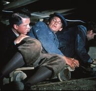 Gesprengte Ketten – Deutschland im Zweiten Weltkrieg: Major Bartlett (Richard Attenborough, l.) und seine Mithäftlinge (Charles Bronson, r.) lassen sich von den strengen Sicherheitsmaßnahmen des Gefangenenlagers nicht abschrecken, sondern planen einen spektakulären Massenausbruch. In mühsamer, nervenaufreibender Kleinarbeit graben sie drei Tunnel ...