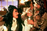 Hook – v.li.: Kapitän Hook (Dustin Hoffman), Sam (Bob Hoskins)