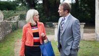 Agatha Raisin – Agatha Raisin (Ashley Jensen) und Charles Fraith (Jason Merrells) wollen trotz einer gemeinsamen Vergangenheit Freunde bleiben.