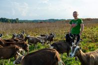 Heimatküche – Franziska Eigner aus Dießen am Ammersee mitten in der Ziegenherde.