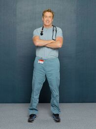 Scrubs - Die Anfänger – (8. Staffel) - Hält seine Schützlinge liebend gerne auf Trapp: Dr. Phil Cox (John C. McGinley) ...