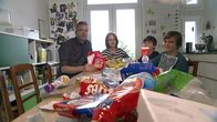 Welt retten - Nachhaltig einkaufen, essen, leben – Eine Familie mit dem Plastikmüll von einer Woche – ansporn genug für den Versuch sein Einkaufsverhalten zu ändern um den Plastikabfall zu reduzieren.