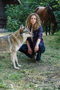 Reiterhof Wildenstein – Rike (Klara Deutschmann) macht bei einem Ausritt eine unerwartete Begegnung: Für einen Moment taucht ein Wolf auf