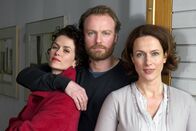 Und dennoch lieben wir – Anne (Claudia Michelsen, r.), Peter (Mark Waschke) und Carolin (Melika Foroutan) sind auf schicksalhafte Weise miteinander verbunden.