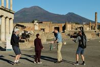 Pompeji mit Tom Hiddleston – Ein Blick hinter die Kulissen: Dr. Sarita Robinson und Tom Hiddleston sprechen über die Geschichte von Pompeji in der Sendung „Pompeii: Out of Time with Tom Hiddleston“. (National Geographic/Paolo Verzone)