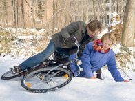 In aller Freundschaft – Matthias Heller (Kai Ivo Baulitz), ein 30-jähriger Buchhändler, fährt mit dem Fahrrad die gehörlose Christina Seifert (Judith Jäger) an.