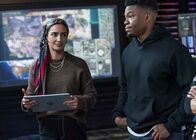 Navy CIS: L.A. – Special Agent Fatima Namazi (Medalion Rahimi, l.); Devin Rountree (Caleb Castille, r.)