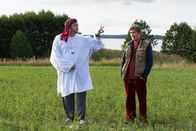 Löwenzahn – David (Daniel Zillmann, l.) imitiert einen Kranich. Fritz Fuchs (Guido Hammesfahr, r.) ist nicht davon überzeugt , dass man so die Kranichstation retten kann. Er probiert es, mit seinem geballten Wissen über Kraniche zu überzeugen.