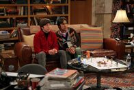 The Big Bang Theory – Müssen sich zwischen Penny und Leonard entscheiden: Raj (Kunal Nayyar, r.) und Howard (Simon Helberg, l.) ...