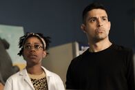Navy CIS – Kasie Hines (Diona Reasonover, l.); Nick Torres (Wilmer Valderrama, r.)