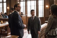 Bull – Lässt Diana Lindsay (Jill Flint, r.) ihren Mandanten in den Zeugenstand treten? Bull (Michael Weatherly, l.) und Benny (Freddy Rodríguez, M.) hoffen, dass Withrow vor den Geschworenen einknickt ...