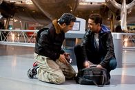 Transformers - Die Rache – Erst spät entdeckt Sam (Shia LaBeouf, r.), dass Leos Rivale kein Metzger, sondern der ehemalige "Sector 7"-Agent Seymour Simmons (John Turturro, l.) ist. Dieser kann die geheimnisvollen Symbole, die der junge Student ständig sieht, enträtseln ...