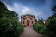 Terra X: Faszination Universum – Seit der Antike versuchen Forscher, die Grenzen unserer Welt auszuloten. Wir können zwar nicht beliebig weit reisen, aber unserem Forscherdrang sind keine Grenzen gesetzt. Moderne Teleskope blicken so tief ins Universum wie nie zuvor: Was zeigen sie vom Rand der Welt?
