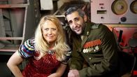 Käpt'ns Dinner – Barbara Schöneberger im Gespräch mit Michel Abdollahi auf der Kommandobrücke eines alten U-Boots im Hamburger Hafen.