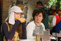 The Middle – Cindy (Casey Burke, l.); Axl (Charlie McDermott, r.)