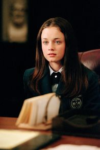 Gilmore Girls – Während Rory (Alexis Bledel) einen grauenvollen ersten Schultag an der Chilton verlebt, versinkt auch Lorelais Tag immer mehr im Chaos ...