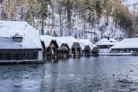 Hoagascht – Tief vershchneit zeigen sich die Bootshütten der Koenigssee Schiffahrt im WInter