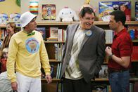 Two and a Half Men – Alans (Jon Cryer, r.) heimliche Hoffnung, dass Charlie (Charlie Sheen, l.) scheitern möge, scheint sich zu erfüllen, als Charlie von seinem Produzenten Artie (Richard Kind, M.) gezwungen wird, ein öffentliches Konzert zu geben. Denn Charlie hatte schon immer schreckliches Lampenfieber ...