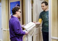 The Big Bang Theory – Sheldon (Jim Parsons, r.) will sich in sein altes Zimmer einmieten, um dort in Ruhe arbeiten zu können, doch mit seinen Marotten bringt er Leonard (Johnny Galecki, l.) auch als Untermieter an seine Grenzen ...