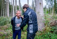 Sturm der Liebe – Als Henry (Elias reichert, r.) Erik (Sven Waasner, l.) retten will, traut der ihm nicht und läuft davon.