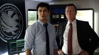 Scorpion – Cabes (Robert Patrick, r.) lang gehütetes Geheimnis, ein Bombardement in Bagdad betreffend, droht ans Tageslicht zu kommen. Wie wird Walter (Elyes Gabel, l.) damit umgehen?