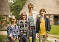 Fünf Freunde – Da Fanny (Anja Kling, 2.v.r.) den Freunden George, Julian (Quirin Oettl, r.), Dick (Justus Schlingensiepen, 2.v.l.) und Anne (Neele Marie Nickel, l.) nicht glaubt, machen sich die Kinder selbst daran, die geplante Entführung von Quentin zu stoppen ...